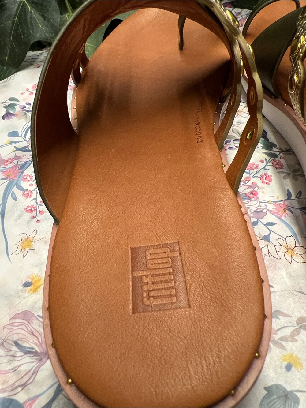 NIB-Fitflop Avocado & Tan Leather Toe Post Sandals With Gold Scallops Size 10 - Picture 8 of 16